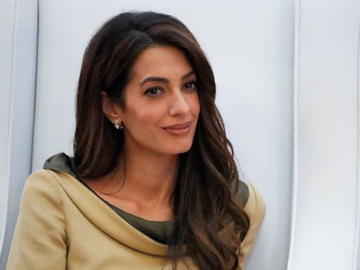 Amal Clooney se equilibra entre advogada internacional e celebridade involuntária