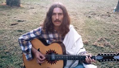 La paradoja de ser George Harrison, el inseguro y contradictorio 'Beatle de clase turista'