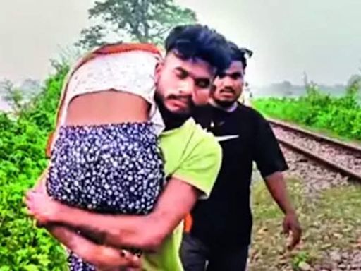 Kin carry sister's body to cremation ground in Uttar Pradesh's Kheri | Meerut News - Times of India