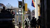 Militares bolivianos y vehículos blindados se retiran de los alrededores del Palacio presidencial en La Paz - La Tercera