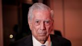 Vargas Llosa, en París junto a sus hijos y exmujer para ingresar en la Academia