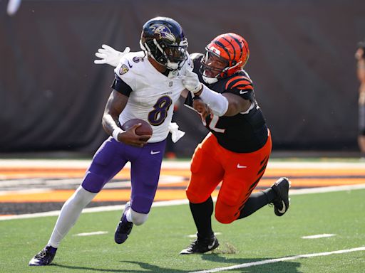 Lamar Jackson throws the TD pass of the year amid 4th-quarter comeback in Cincinnati (video)