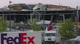 Paso de un tornado deja al menos 50 personas atrapadas en un centro de FedEx: la sede quedó destruida