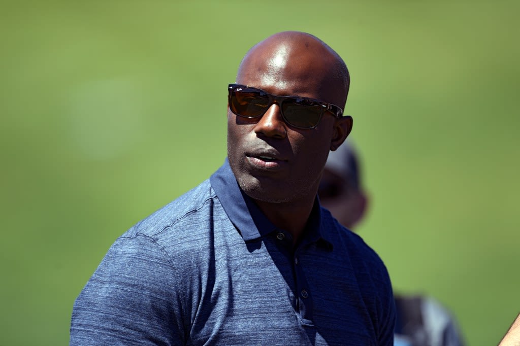 Terrell Davis banned from United Airlines after tapping flight attendant on shoulder