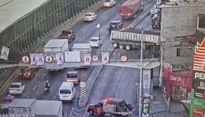 Un tráiler se estrella contra una casa en el Circuito Interior de Ciudad de México