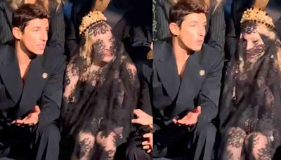 Lo trae de accesorio; Madonna reaparece con Alberto Guerra en desfile de Dolce & Gabanna