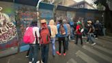 FOTOS y VIDEOS: Normalistas de Guerrero protestan en Segob; derriban vallas de protección en Bucareli