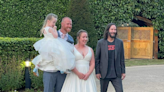 Keanu Reeves llega de sorpresa a la boda de una pareja en Northampton, Reino Unido
