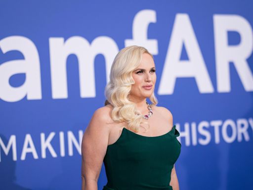 Rebel Wilson asegura que un miembro de la realeza británica la invitó a una fiesta con drogas y orgías - El Diario NY