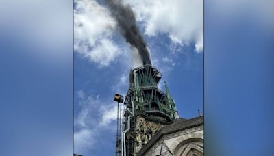 Incendio en la aguja de la catedral de Ruan, en Francia