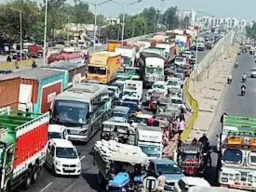Ban on Tractor-Trolleys on Accident Prone Yamuna Expressway Sparks Controversy Among Farmers | Agra News - Times of India