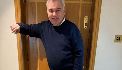 Eamonn Holmes stands without his walking frame and reveals 'hard' struggle