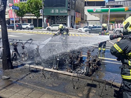 莫名起火！高雄火燒車「8機車＋1汽車」烈焰吞噬 燒到剩骨架