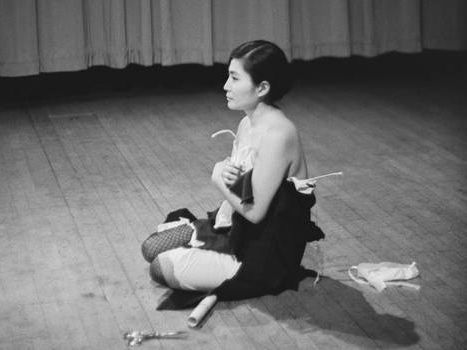 La Jornada: Muestra de Yoko Ono en la Tate Modern revela el enfoque radical del arte y el lenguaje