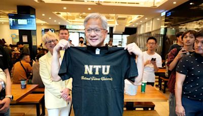 快訊/黃仁勳驚喜現身台大！遭學生包圍…還收到「NTU T恤」 網：想穿情侶裝