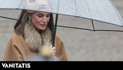 La lluvia, la invitada incómoda en el primer encuentro de Felipe VI y la reina Letizia con los reyes de Holanda