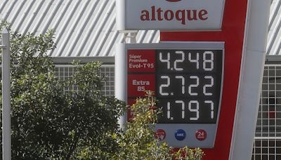 Ecuador descongela precios de gasolinas e indígenas advierten "clima de ebulición social"