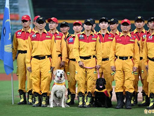 台鋼邀高雄市消防局特種搜救隊開球 咬麥克風搜救犬Roger超搶眼