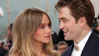 Suki Waterhouse reveló cómo inició su historia de amor con Robert Pattinson