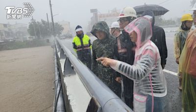 凱米颱風／發威甩雨！高雄「累積雨量飆破千」 旗山溪滿水位溢堤