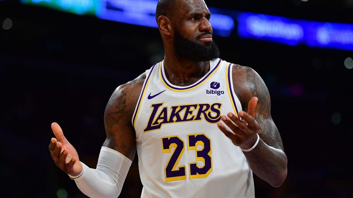 LeBron James favored to stay with Lakers as potential suitors emerge