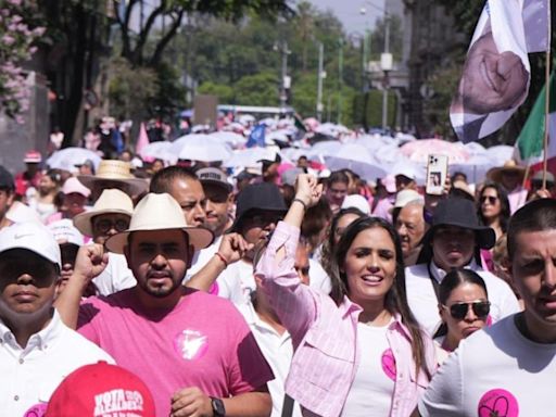 Ale Rojo de la Vega, participa en la marcha de la Marea Rosa en el Zócalo capitalino