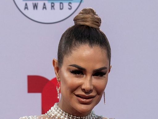 Ninel Conde se inspiró en Baywatch y enamoró a todos con traje de baño rojo de 1 sola pieza