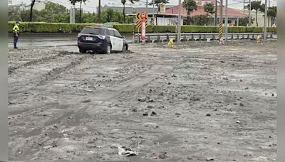 風雨狀況多！嘉義山區落石險砸車 屏東巡邏車卡泥濘