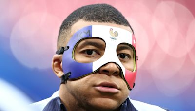 Mbappé ya se entrena con una máscara tras fracturarse la nariz