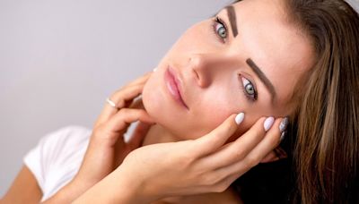 ¿Cómo rejuvenecer tus manos con crema antimanchas?