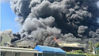 台南山上塑膠工廠驚魂火警！現場黑煙沖天爆炸連連 消防全力搶救