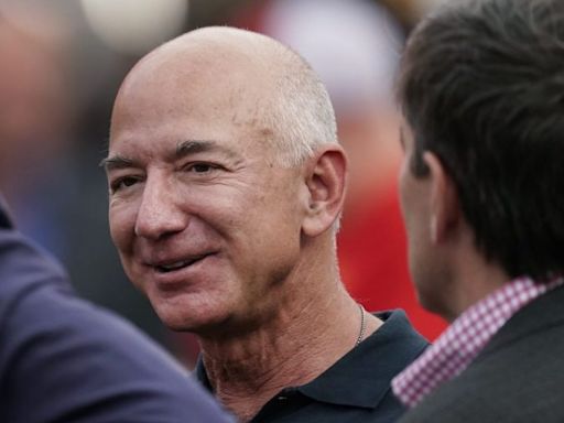 Bezos backs new Washington Post editor in wake of staff backlash