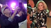 Captan a Alfonso Cuarón en Tecate Emblema durante concierto de su hija; surgen críticas en redes: “La más nepo”
