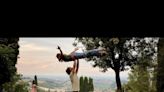 Ansel Elgort y Shailene Woodley recrean el famoso salto de 'Dirty Dancing'