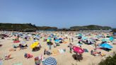 Una nueva invasión de carabelas portuguesas y obliga a cerrar otra playa del Oriente