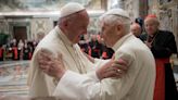 "Está muy enfermo": el papa Francisco pide oraciones por su antecesor Benedicto XVI ante el agravamiento de su estado de salud