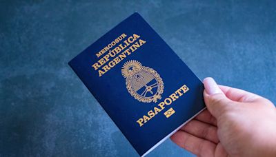 Cuáles son los cinco pasaportes más poderosos del mundo en 2024 y qué puesto ocupa el de la Argentina