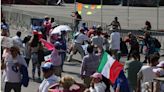 AMLO revela que un grupo de infiltrados y de la CNTE se opusieron a que se izara la bandera durante marcha “Marea Rosa” | El Universal