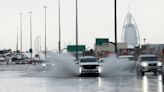 Tormenta arroja el agua de un año y medio en los EAU e inunda carreteras y aeropuerto de Dubái