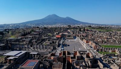 “No todo son penes en Pompeya”: cómo recorrer la ciudad sepultada en cien objetos, incluidos un casco de gladiador, un pan carbonizado y un orinal