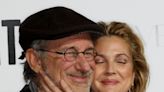 Cómo Steven Spielberg se convirtió en el “padrino” que Drew Barrymore necesitaba