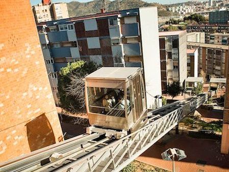 Descarrila el cableado de un ascensor inclinado en Barcelona: rescatan a una mujer y dos menores