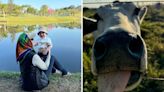 Fabiana Justus aproveita passeio na natureza com filho caçula e recebe 'beijo' de vaca