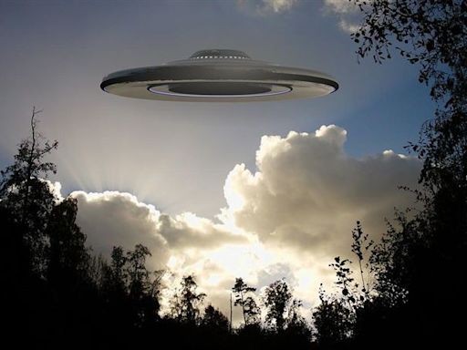 多人目擊！「3層樓高UFO」詭盤旋空中 30秒後憑空消失