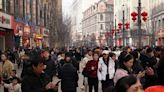 China bate previsiones con la producción industrial y las ventas, pero el inmobiliario preocupa