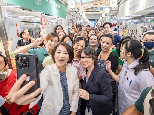 屏東西市場改造後開幕 蕭美琴提茄芷袋偕周春米買菜