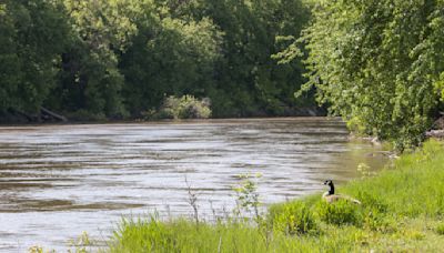 Weather Service issues flood warning for the Red River