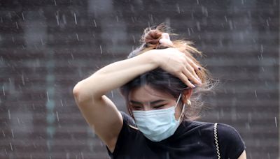 微弱鋒面各地多雲 明起天氣轉差 周日全台溼答答慎防雷雨