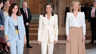 La reina Letizia da un giro a su icónico traje blanco con el calzado cómodo que es su nuevo aliado