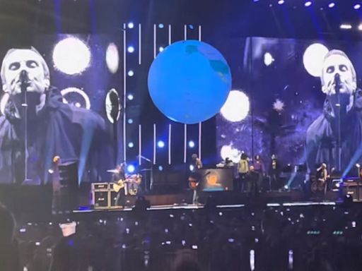 Liam Gallagher dedica "Half The World Away" para Noel Gallagher em estreia de turnê celebratória